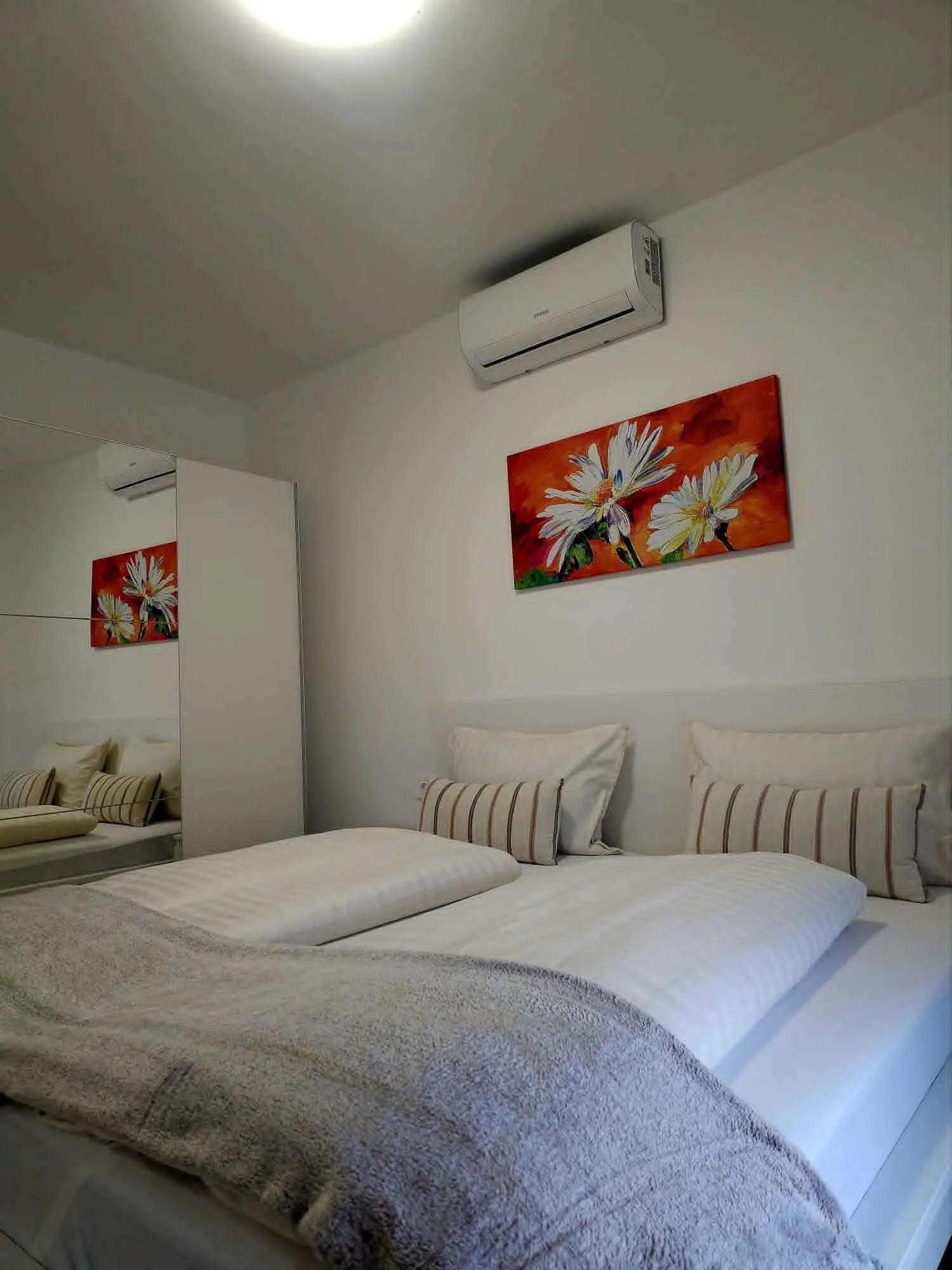 Apartman Ana — Spavaća soba s ogledalnim ormarom