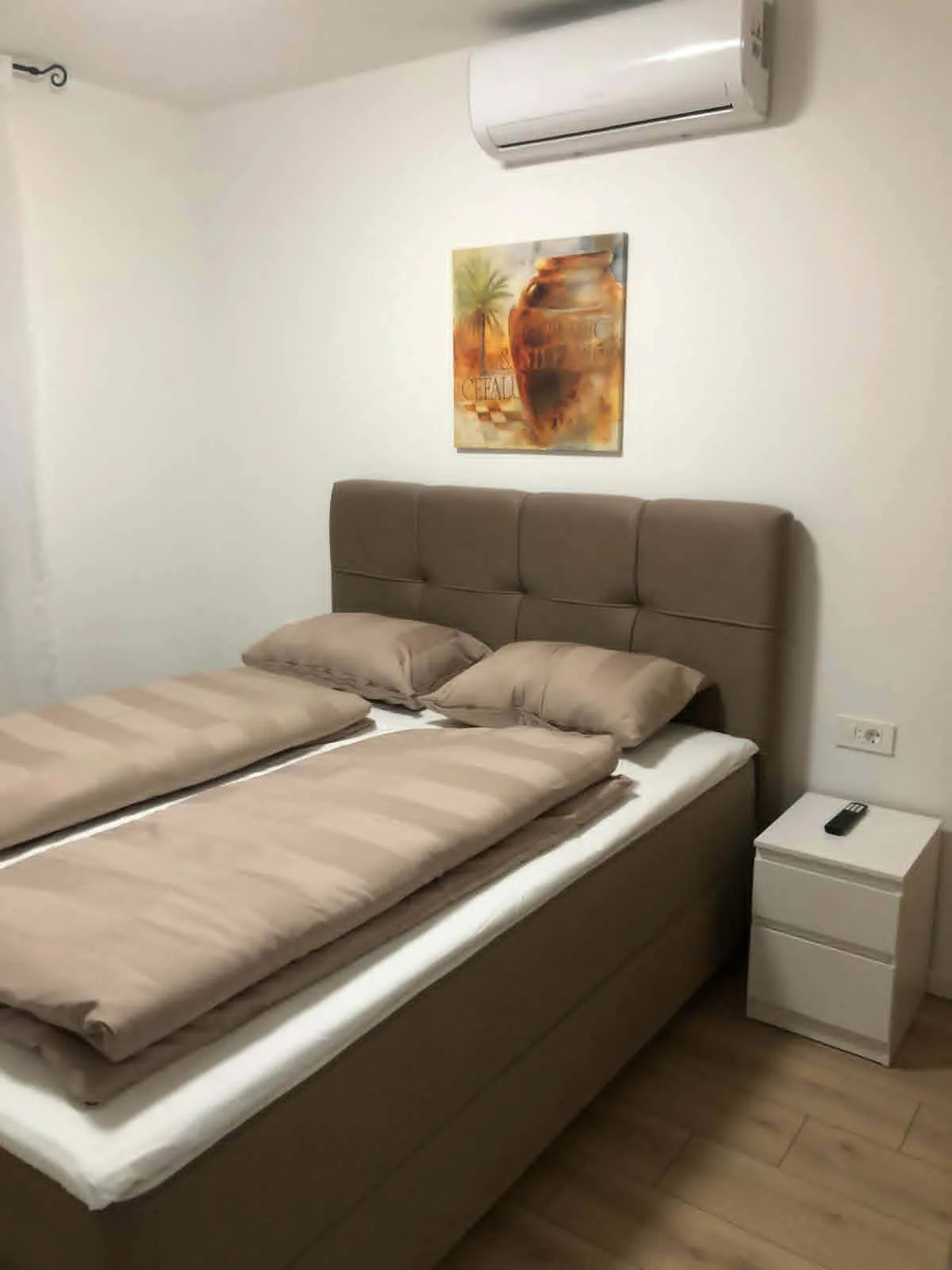 Apartman Ana — Spavaća soba s taupe uzglavljem