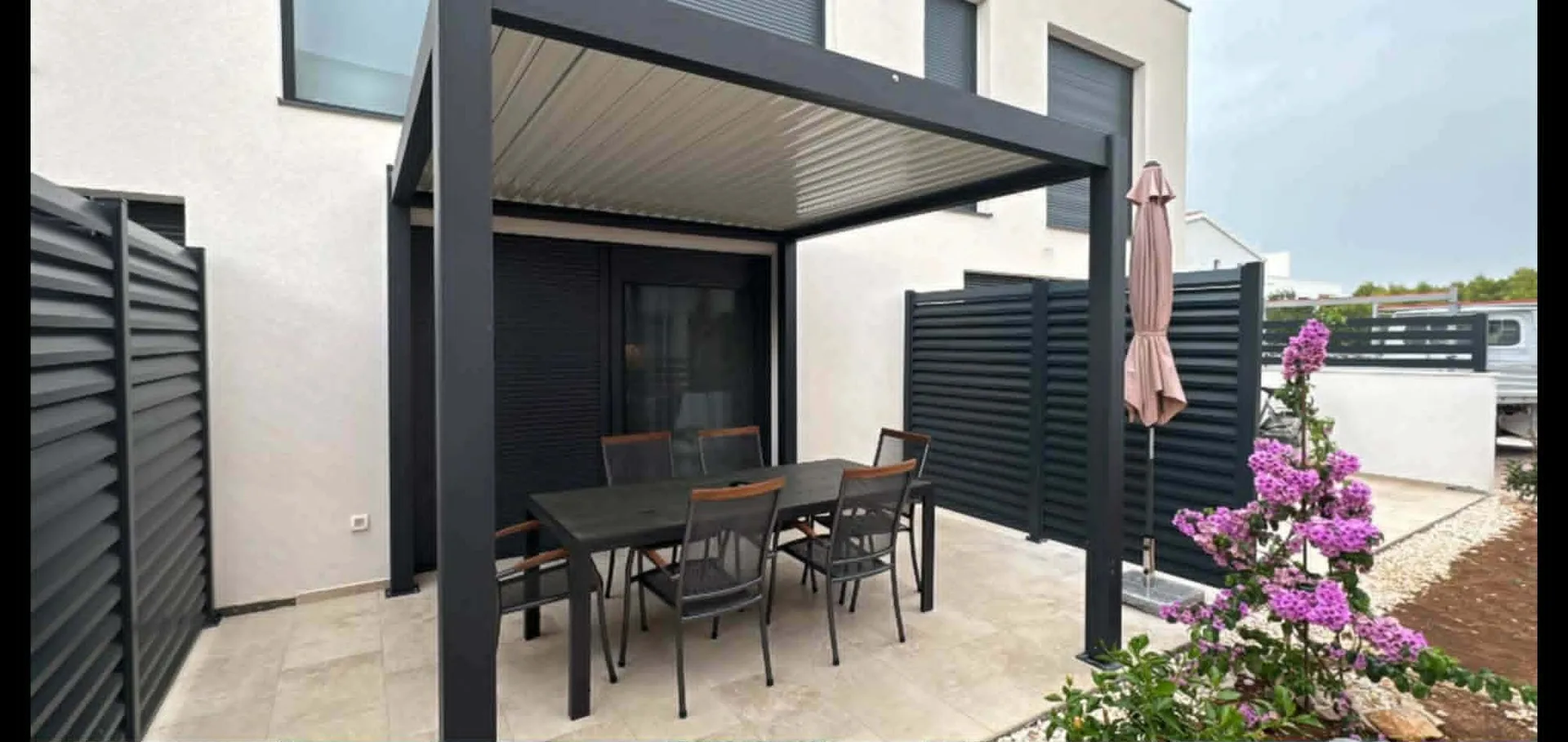 Apartman Ana — Moderna terasa s pergolom i pogledom na fasadu